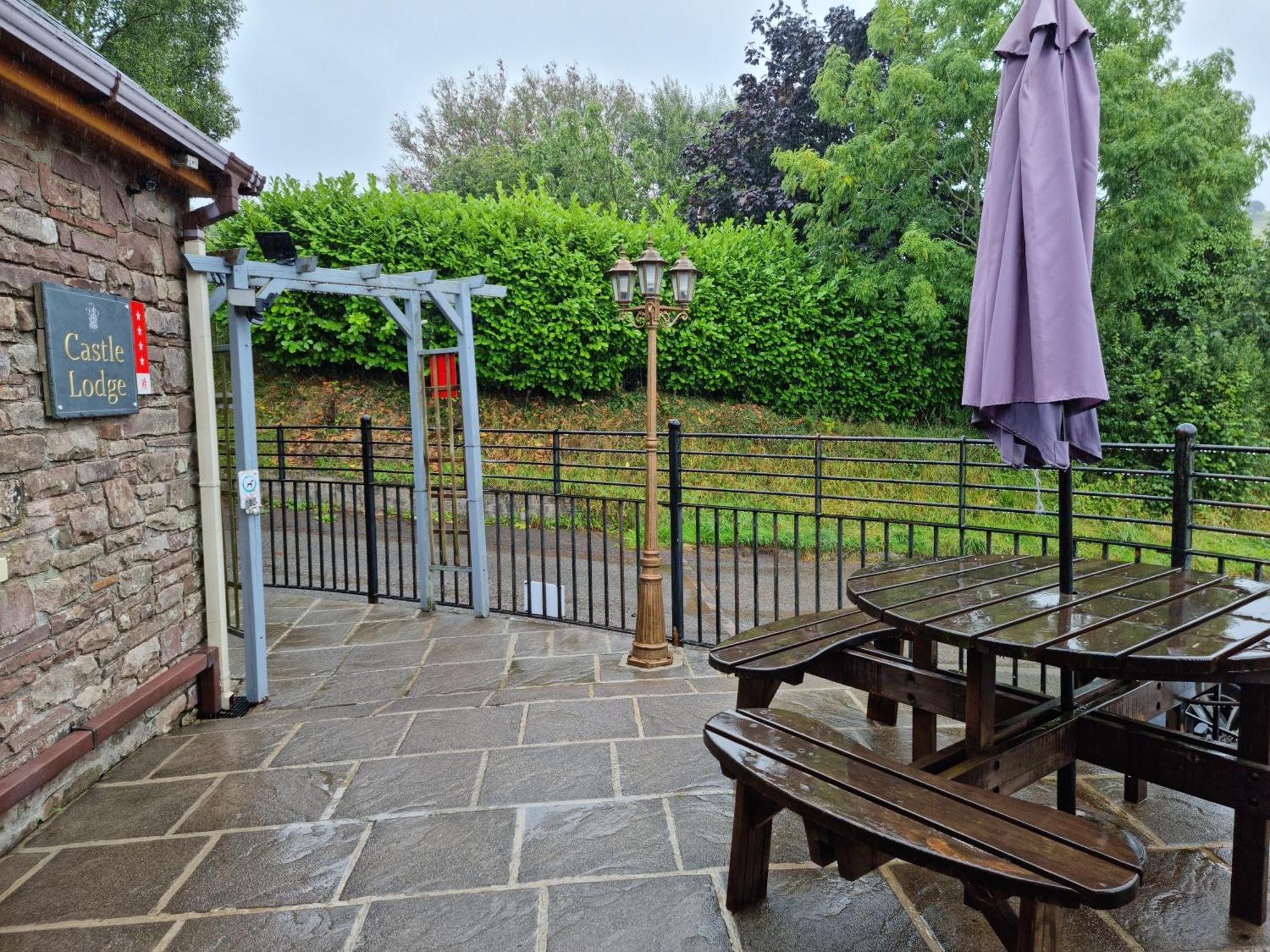 Castle Lodge - Brecon Beacons Accommodation Sennybridge Extérieur photo